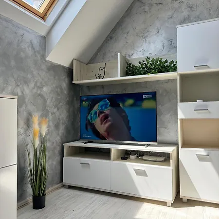 아파트 Artistic For 4 Guests In